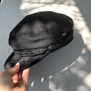 Gorrin Bros, Hat